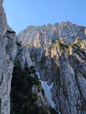 PXL 20260611 072014473 1 1 301x400 - Creasta Coarnele Caprei, cățărare &icirc;n Piatra Craiului
