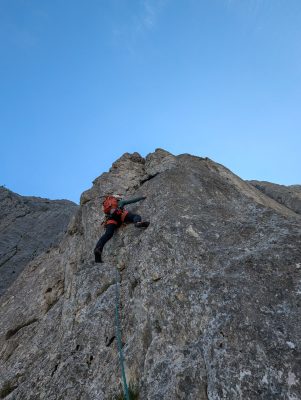 PXL 20260611 073156332 1 301x400 - Creasta Coarnele Caprei, cățărare &icirc;n Piatra Craiului