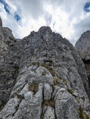 PXL 20260611 083700370 1 301x400 - Creasta Coarnele Caprei, cățărare &icirc;n Piatra Craiului