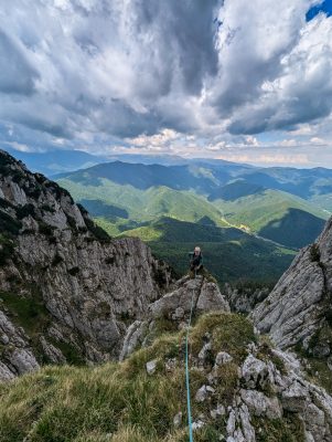 PXL 20260611 085119013 1 301x400 - Creasta Coarnele Caprei, cățărare &icirc;n Piatra Craiului