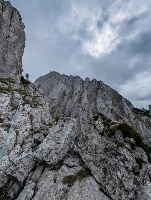 PXL 20260611 095944880 1 301x400 - Creasta Coarnele Caprei, cățărare &icirc;n Piatra Craiului