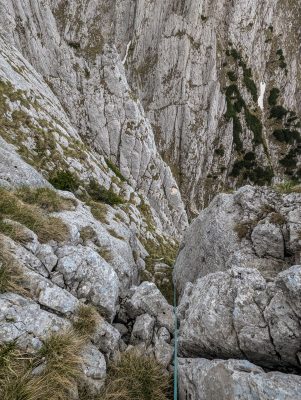 PXL 20260611 101455192 1 301x400 - Creasta Coarnele Caprei, cățărare &icirc;n Piatra Craiului