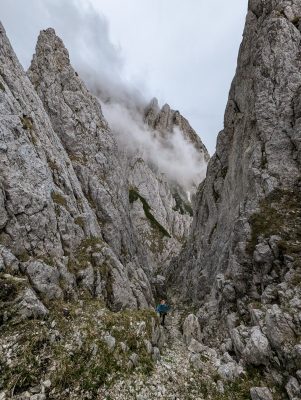 PXL 20260611 113750168 1 301x400 - Creasta Coarnele Caprei, cățărare &icirc;n Piatra Craiului
